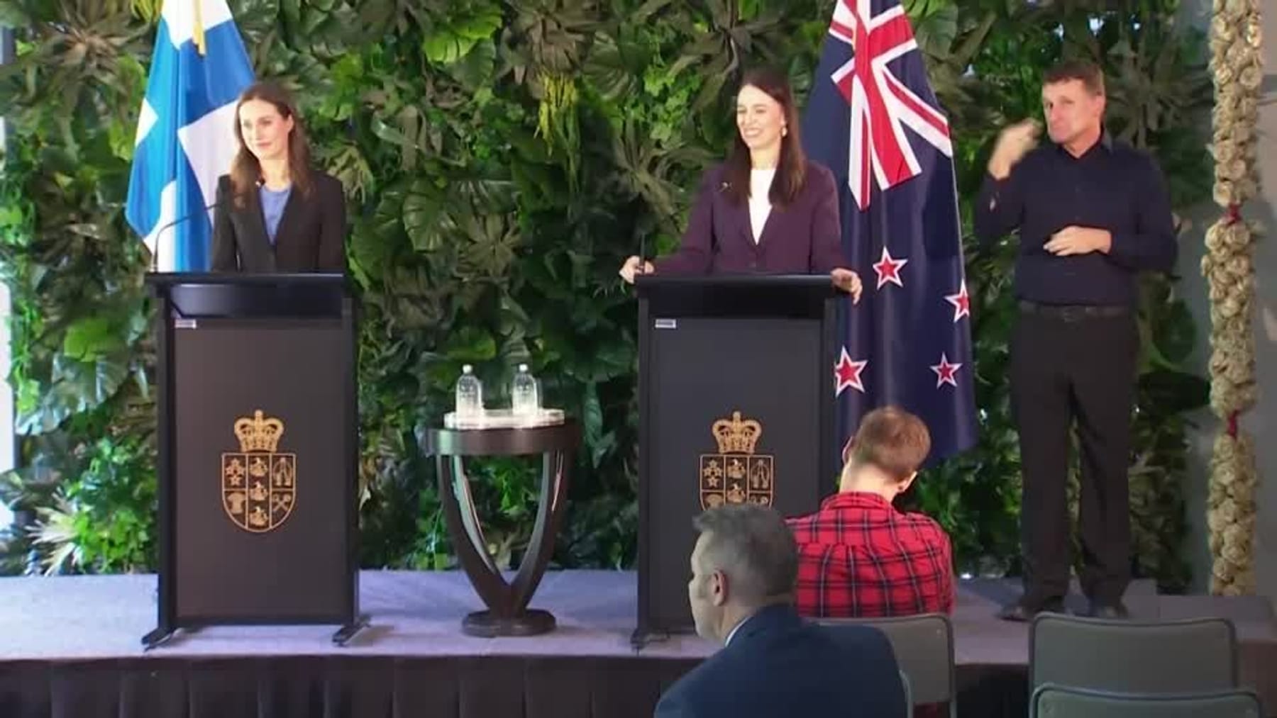 Regierungschefinnen Sanna Marin und Jacinda Ardern kontern sexistische