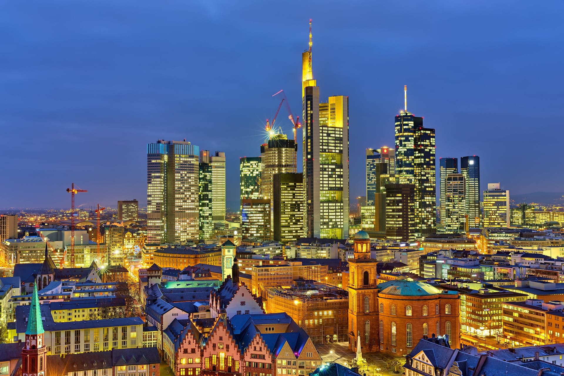 Die Skyline in Frankfurt am Main: Die Bar befindet sich auf dem Dach des "One" an der Messe.