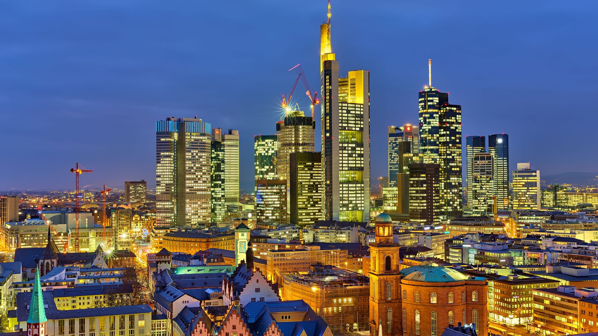 Die Skyline in Frankfurt am Main: Die Bar befindet sich auf dem Dach des "One" an der Messe.