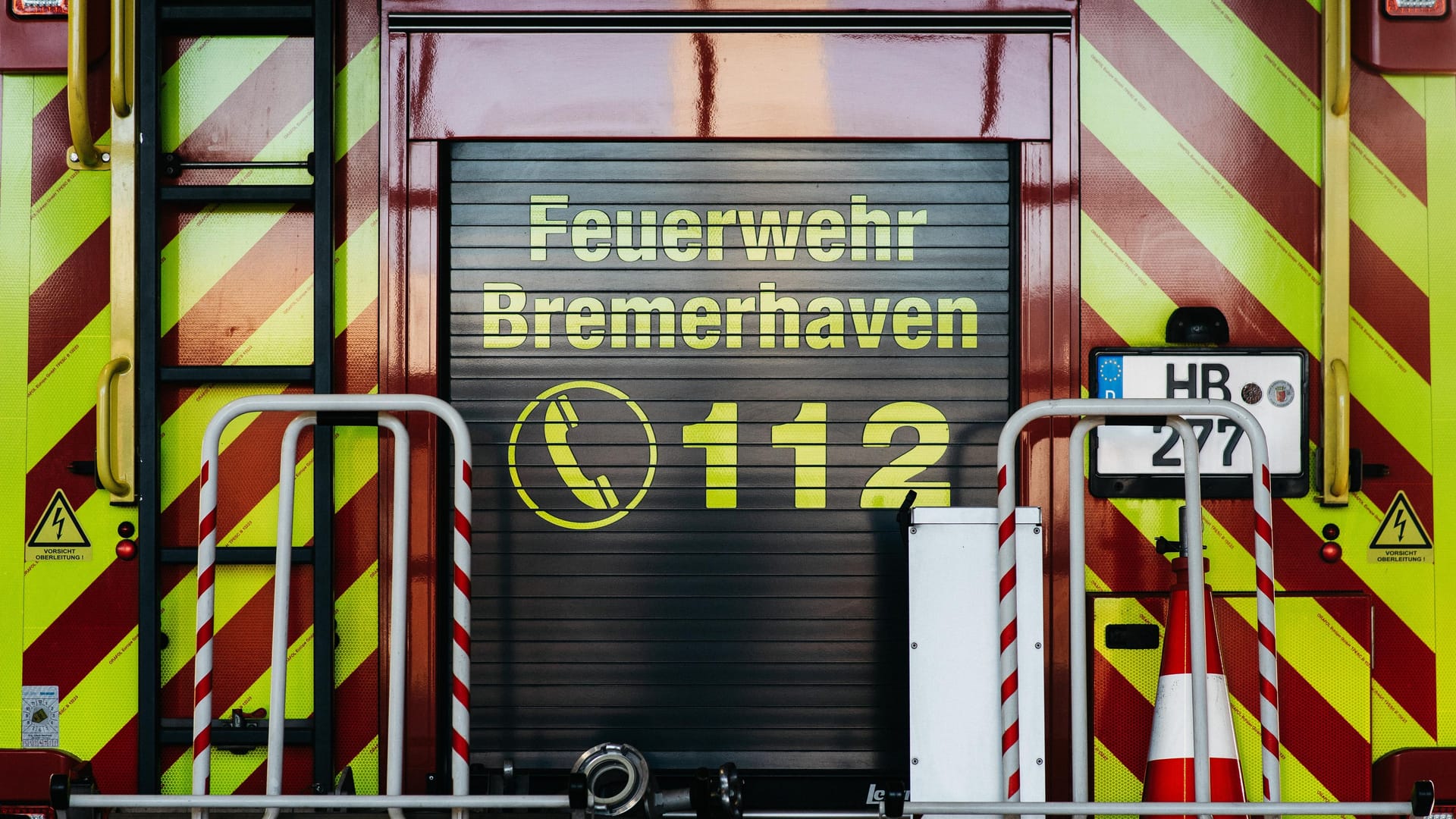 Fahrzeug der Feuerwehr Bremerhaven (Archivfoto): Nach etwa zwei Stunden rückten die Einsatzkräfte wieder ab. Fahrzeug der Feuerwehr Bremerhaven (Archivfoto): Nach etwa zwei Stunden rückten die Einsatzkräfte wieder ab.