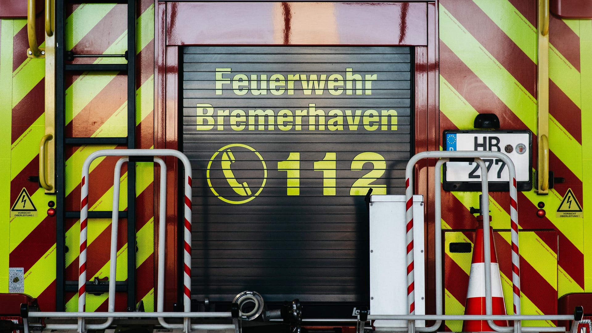 Fahrzeug der Feuerwehr Bremerhaven (Archivfoto): Nach etwa zwei Stunden rückten die Einsatzkräfte wieder ab. Fahrzeug der Feuerwehr Bremerhaven (Archivfoto): Nach etwa zwei Stunden rückten die Einsatzkräfte wieder ab.