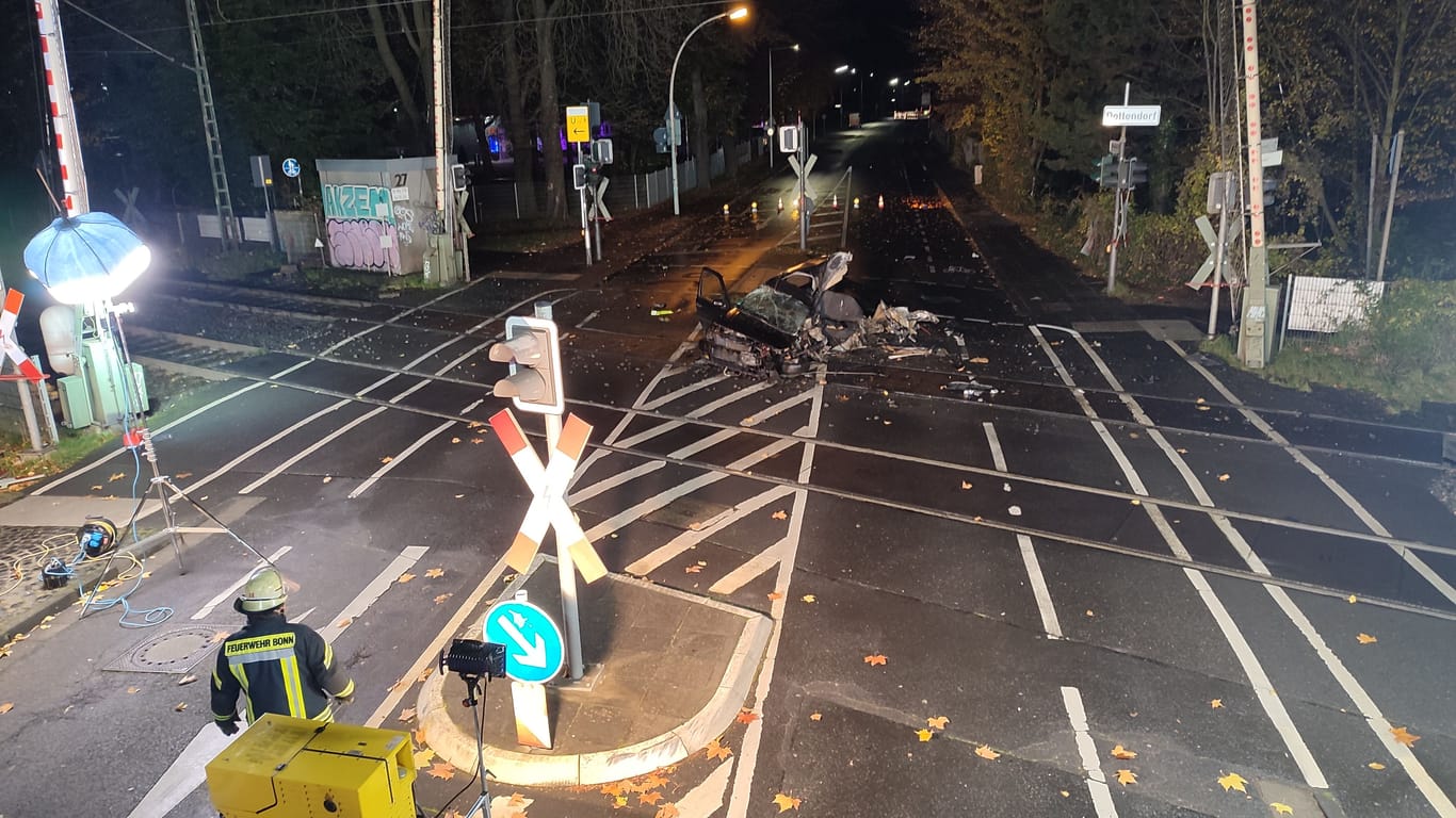 Die Feuerwehr Bonn beim Einsatz am Unfallort: Warum der Pkw auf den Gleisen stand, ist derzeit noch nicht geklärt.