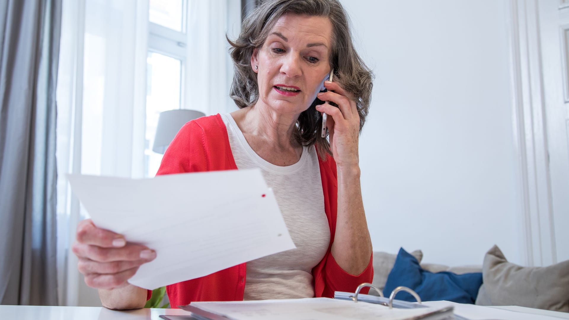 Frau prüft ihren Rentenbescheid (Symbolbild): Das Schreiben sollten Sie sich genau anschauen, wenn Sie wissen wollen, wie hoch Ihre spätere Rente ausfallen wird.