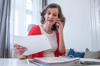 Frau prüft ihren Rentenbescheid (Symbolbild): Das Schreiben sollten Sie sich genau anschauen, wenn Sie wissen wollen, wie hoch Ihre spätere Rente ausfallen wird.