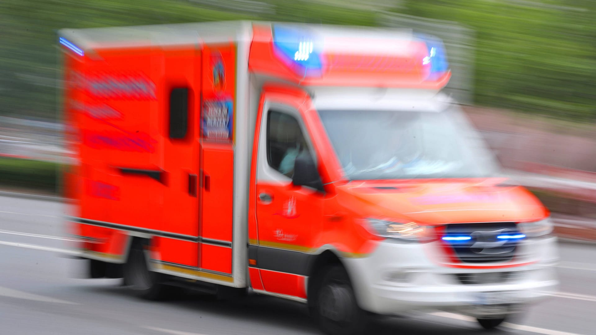 Ein Rettungswagen in Hamburg (Archivbild): Das Mädchen starb an einer Überdosis. Ein Rettungswagen in Hamburg (Archivbild): Das Mädchen starb an einer Überdosis.