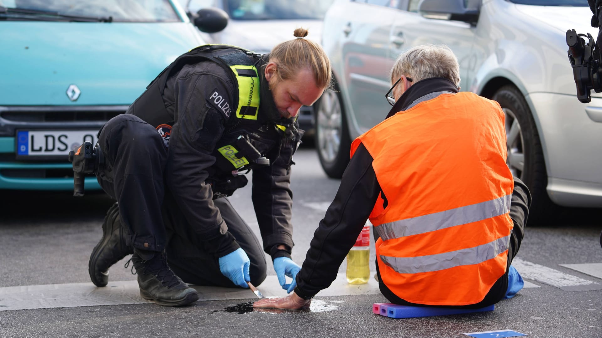 Blockade der A103 in Berlin-Steglitz Mitte Oktober: Die Aktivisten kleben sich am Asphalt fest.