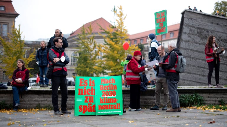 Plakate zum Volksentscheid "Berlin 2030 klimaneutral": Die Abstimmung wird wohl nicht am Tag der Wahl stattfinden.