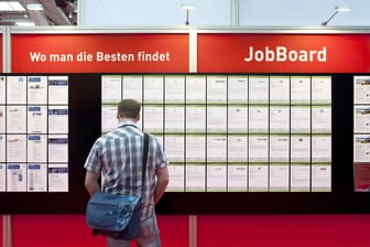 Die Jobbörse an einem Messestand der Bundesagentur für Arbeit (Symbolbild): Die Zahl der Arbeitslosen in Hannover ist im Herbst leicht gestiegen.