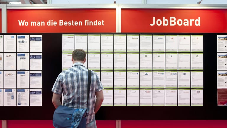 Die Jobbörse an einem Messestand der Bundesagentur für Arbeit (Symbolbild): Die Zahl der Arbeitslosen in Hannover ist im Herbst leicht gestiegen.