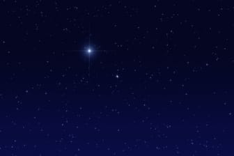 Polarstern finden: Der Polaris ist der hellste Stern am Nachthimmel und kann nachts beim Navigieren helfen.