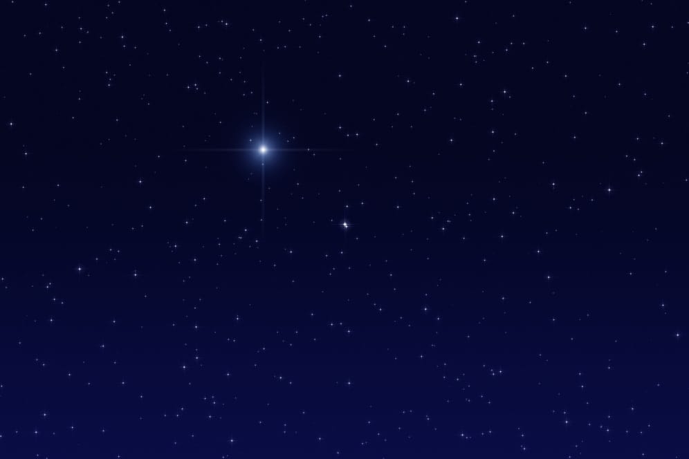 Polarstern finden: Der Polaris ist der hellste Stern am Nachthimmel und kann nachts beim Navigieren helfen.