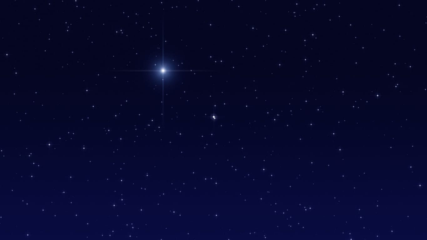 Polarstern finden: Der Polaris ist der hellste Stern am Nachthimmel und kann nachts beim Navigieren helfen.