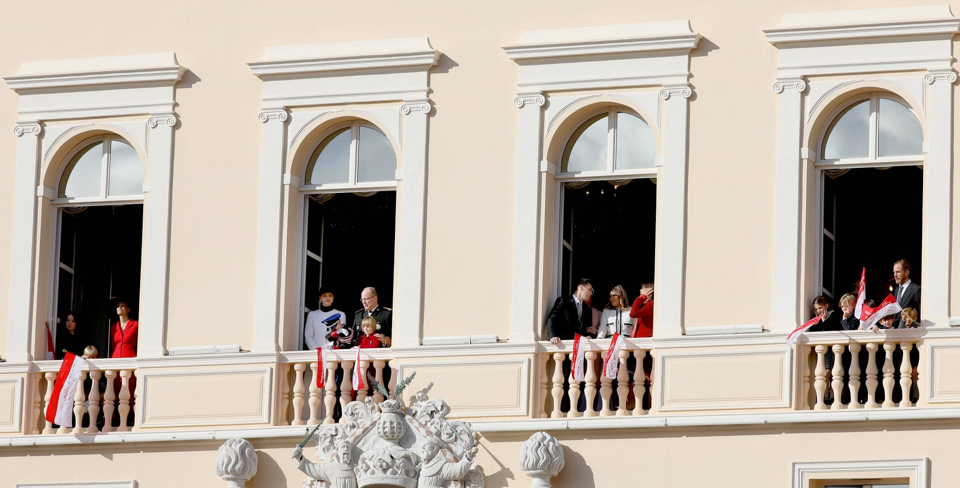 Die Royals zeigen sich am Balkon.