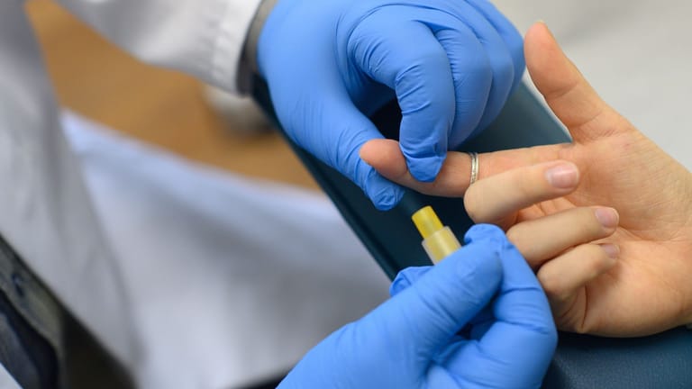 Blutentnahme für einen HIV-Test: Experten warnen davor, dass die Zahl der Menschen mit einer nicht-diagnostizierten HIV-Infektion in Europa wächst.