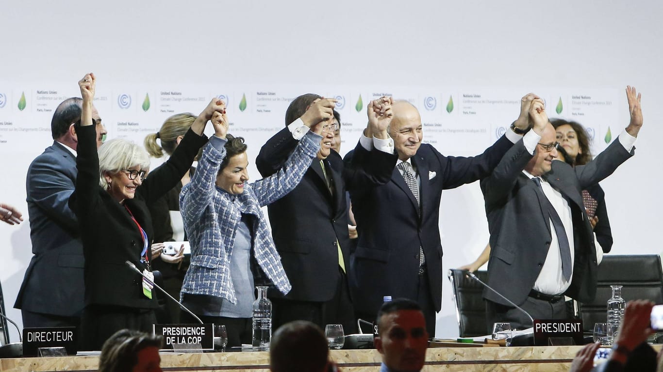 Feierlaune auf dem Podest der Weltklimakonferenz 2015: Das Pariser Klimaabkommen schuf damals die Grundlage für die Klimarettung. Bei der Umsetzung hapert es jedoch.