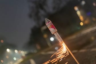 Feuerwerksrakete kurz vor dem Abheben (Symbolbild): Auch dieses Jahr sind zu Silvester drei Verbotszonen geplant.