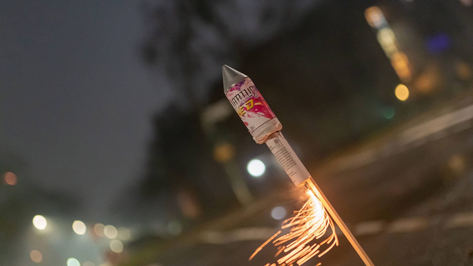Feuerwerksrakete kurz vor dem Abheben (Symbolbild): Auch dieses Jahr sind zu Silvester drei Verbotszonen geplant. Feuerwerksrakete kurz vor dem Abheben (Symbolbild): Auch dieses Jahr sind zu Silvester drei Verbotszonen geplant.