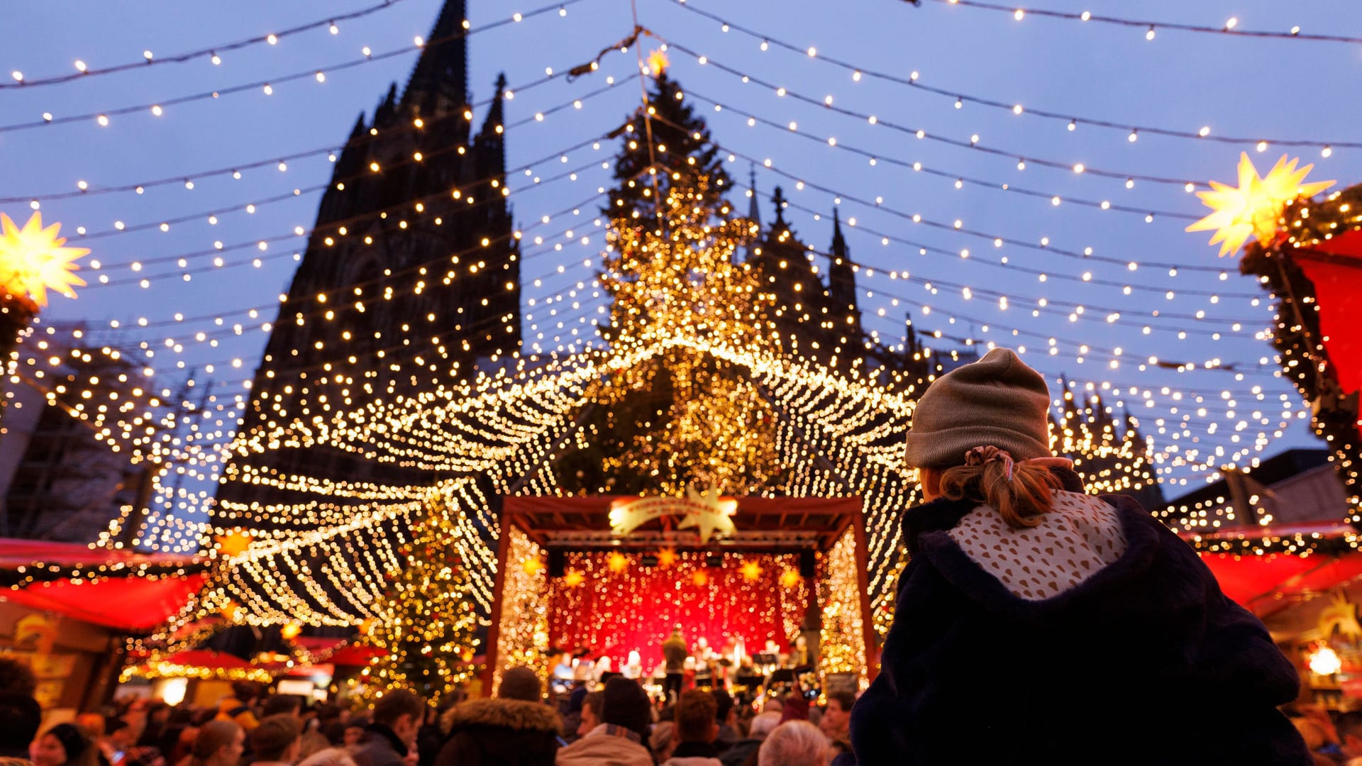 Lichter und Weihnachtsbuden auf einem Weihnachtsmarkt am Dom in Köln. Deutschlands beliebtester Weihnachtsmarkt befindet sich direkt vor der prachtvollen Kulisse des Kölner Doms. Vier Millionen Menschen genießen hier jährlich die vielen lokalen Spezialitäten und die einzigartige Atmosphäre. Themenbild, Symbolbild Köln, 20.11.2022 NRW Deutschland