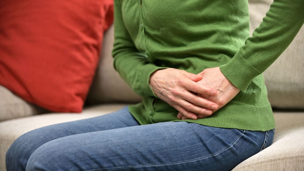 Bauchschmerzen links: Schmerzen im linken Unterbauch sind häufig ein Hinweis auf eine Erkrankung des Dickdarms.