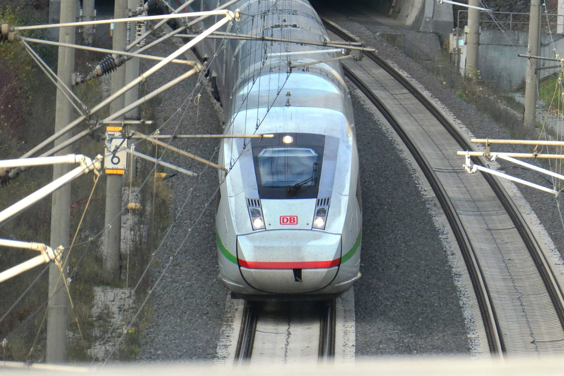 Digital auf Schienen: Die Deutsche Bahn will das hauseigene Medienangebot reformieren.