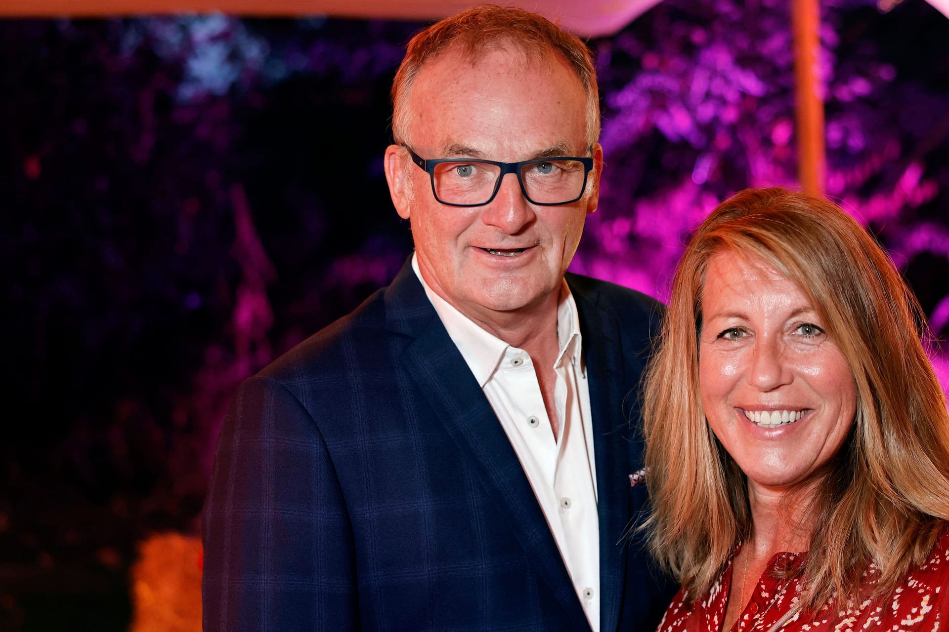 Moderator Frank Plasberg mit Ehefrau und Autorin Anne Gesthuysen: Hier zeigen sie sich anlässlich der 16. Kölner Jurysitzung des International Emmy auf Schloss Arff.