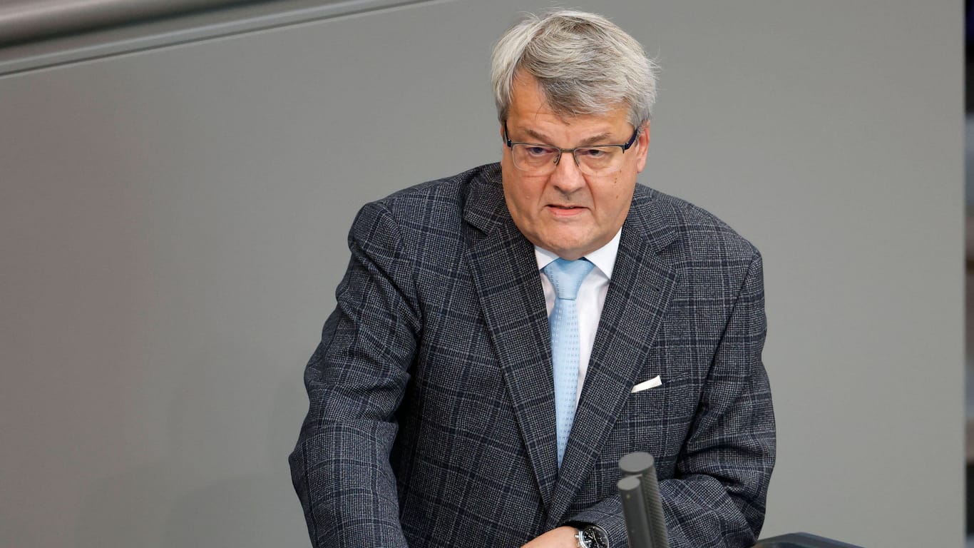 Der FDP-Bundestagsabgeordnete Houben: Die Post stehe "im ziemlich schlechten Licht da".