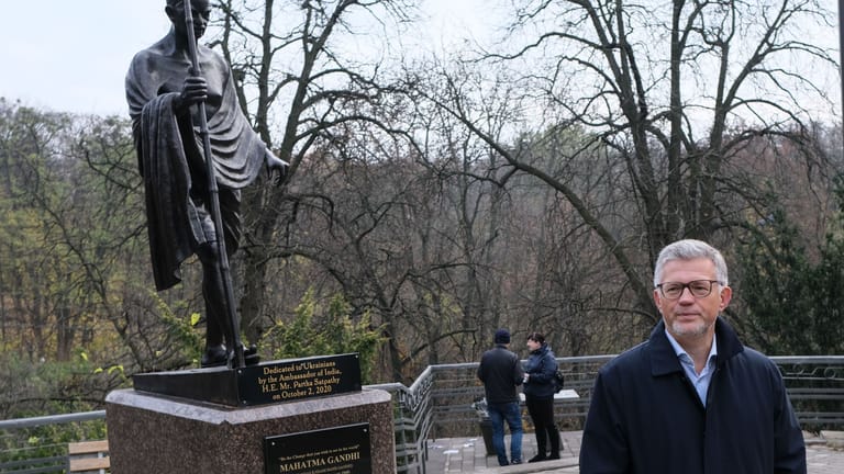 Ex-Botschafter Melnyk neben Gandhi-Statue im Botanischen Garten: "Ich bewundere Gandhi für seine Beharrlichkeit."