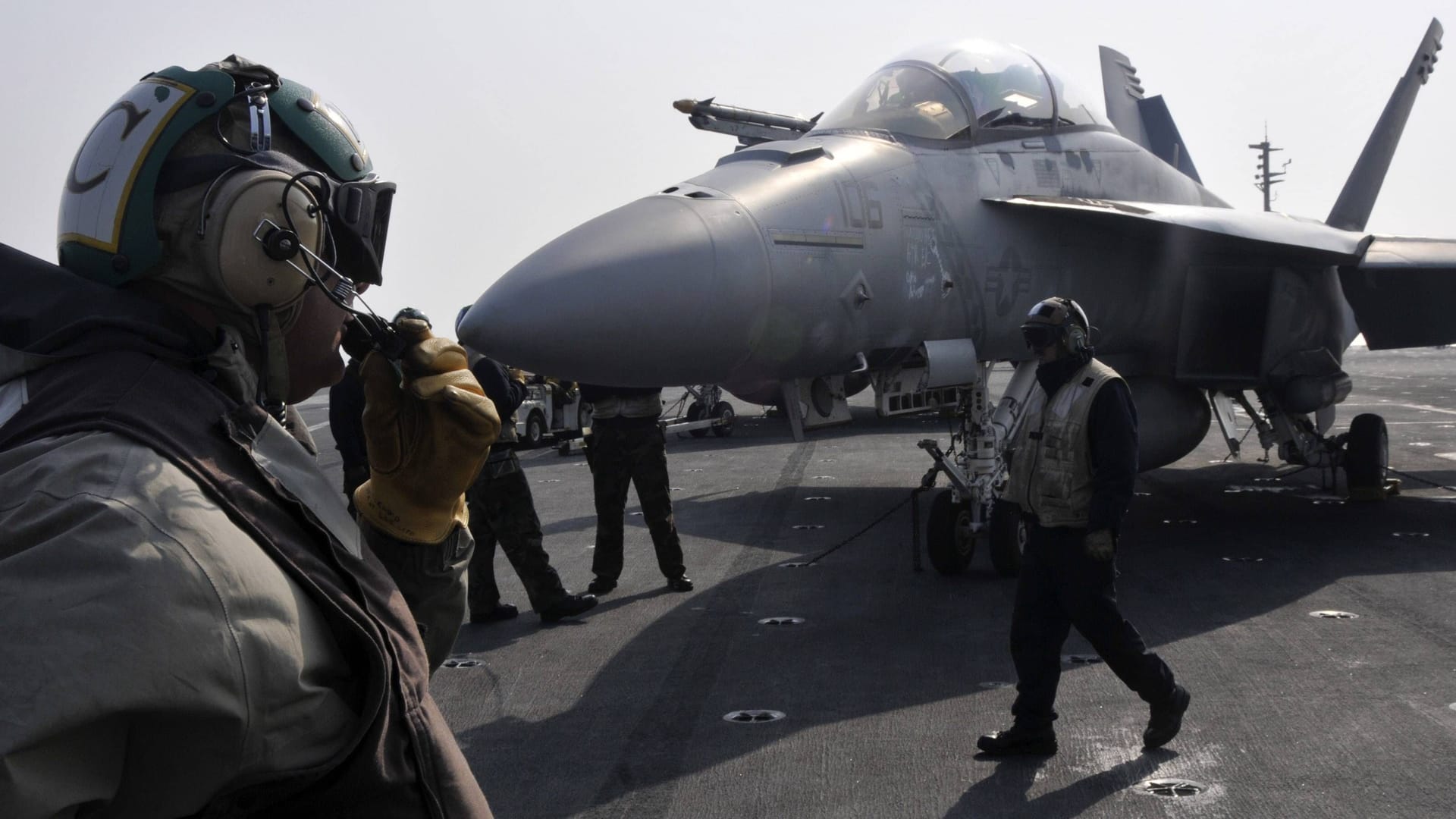 F A-18F Super Hornet auf dem Flugzeugträger USS George Washington (Archivbild): Die US-Regierung hat in der Golfregion die Alarmbereitschaft ihrer Streitkräfte erhöht.