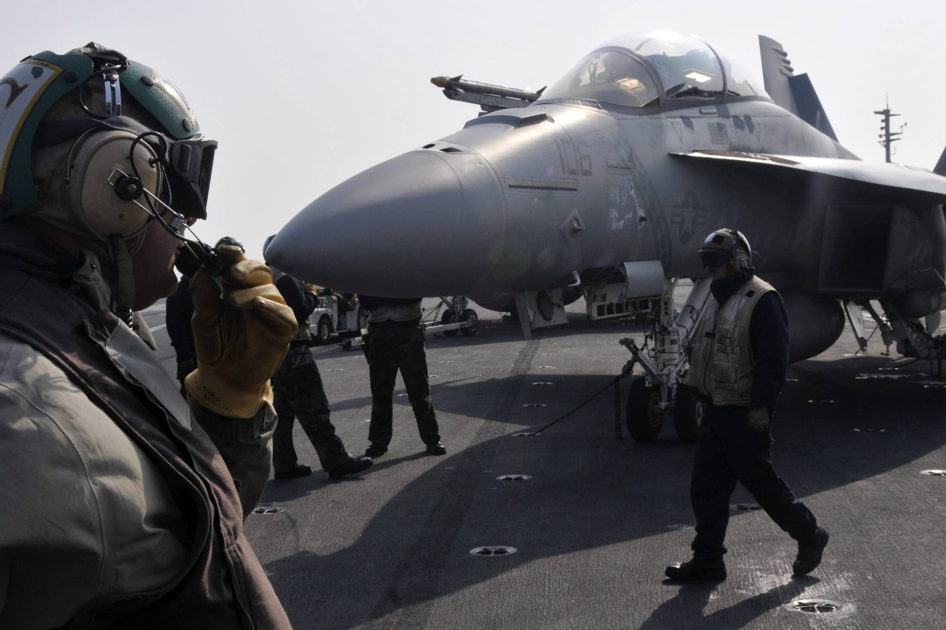 F A-18F Super Hornet auf dem Flugzeugträger USS George Washington (Archivbild): Die US-Regierung hat in der Golfregion die Alarmbereitschaft ihrer Streitkräfte erhöht.