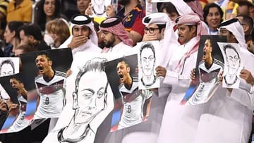 Katarische Zuschauer im Stadion hielten Özil-Plakate in die Höhe.