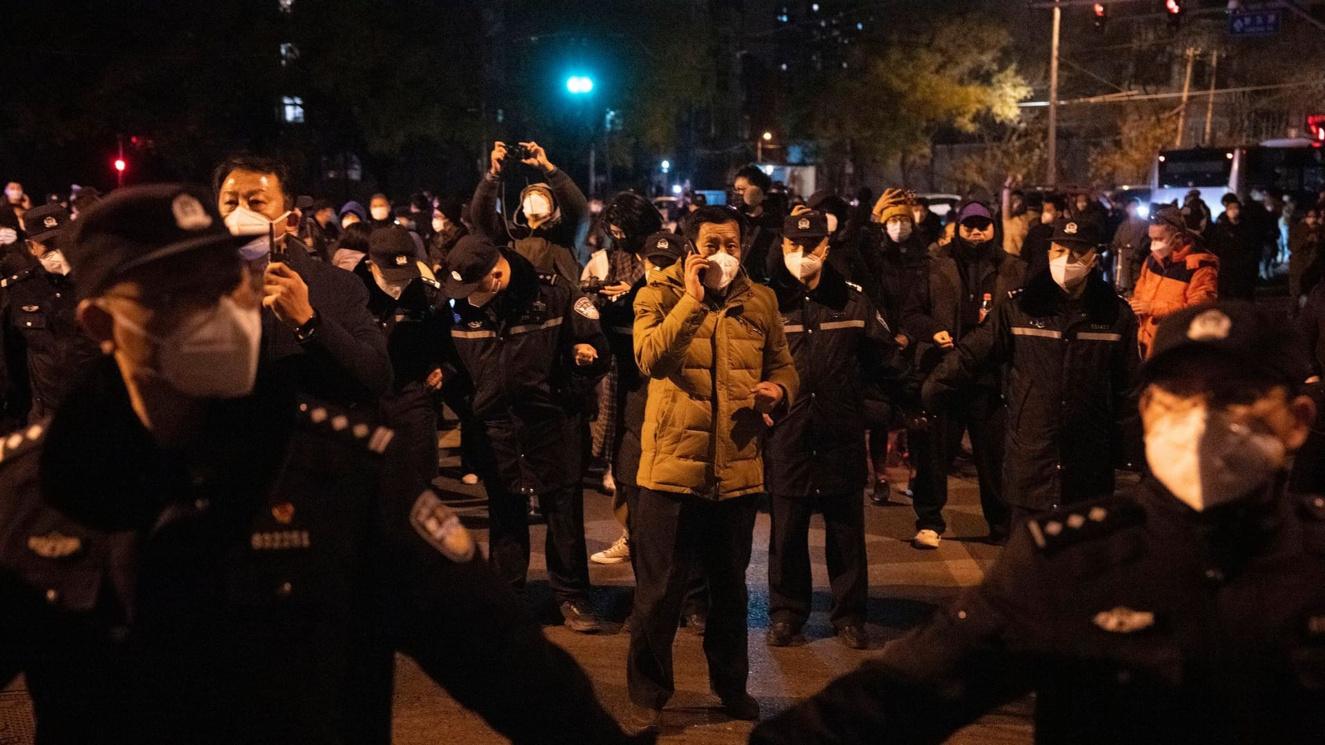 Sicherheitskräfte in Peking: Das Ausmaß der Proteste erschwert es der Polizei, die Demonstrationen zu unterdrücken.