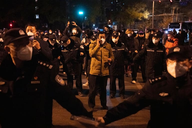 Sicherheitskräfte in Peking: Das Ausmaß der Proteste erschwert es der Polizei, die Demonstrationen zu unterdrücken.