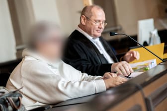 Die Angeklagte sitzt vor Prozessbeginn neben ihrem Anwalt Thorsten Osterkamp im Landgericht Verden (Archivfoto): Osterkamp hatte Freispruch für seine Mandantin gefordert.