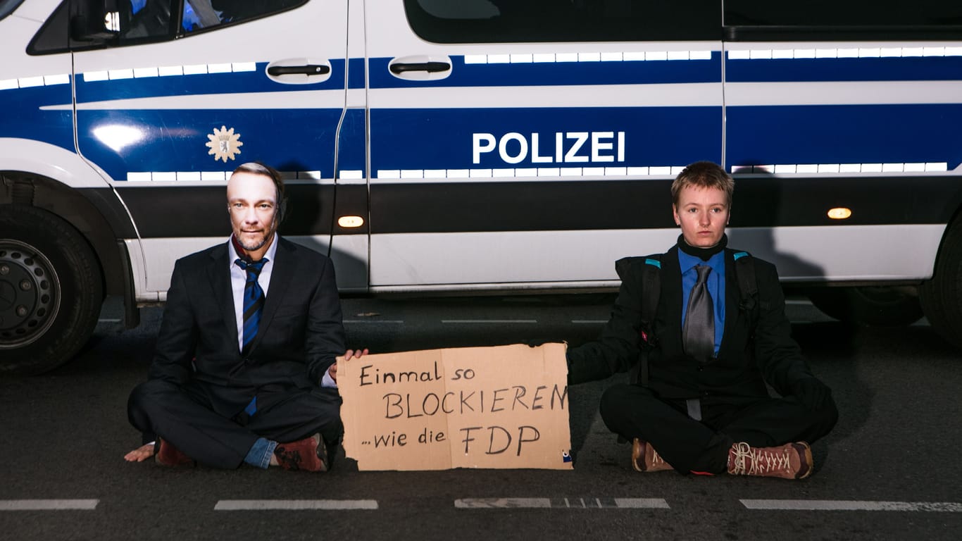Aktivisten der "Letzten Generation" bei der Blockade: Verkleidet als Christian Lindner.