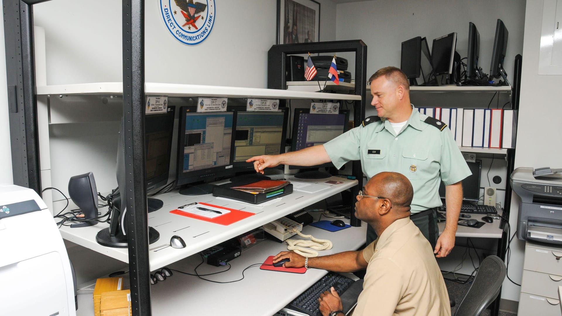 Draht nach Moskau: 2013 präsentierte das US-Militär den Raum, in dem eine ständige Verbindung nach Moskau gehalten werde. Im Bild mit dem Operator ein leitender Übersetzer.