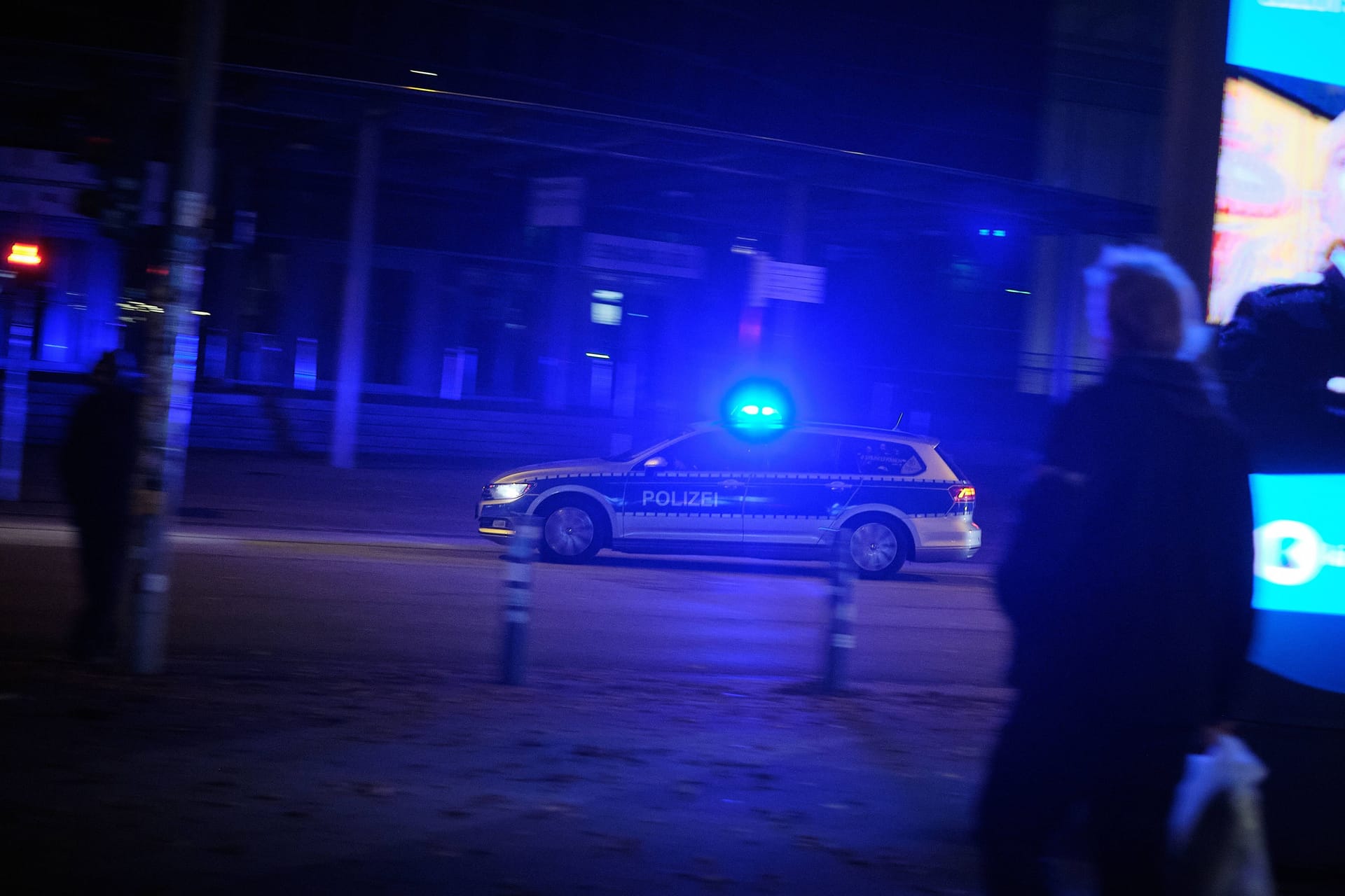 Ein Streifenwagen der Polizei ist in Hamburg unterwegs (Symbolbild): Im Stadtteil Lohbrügge wurde eine Frau erstochen.