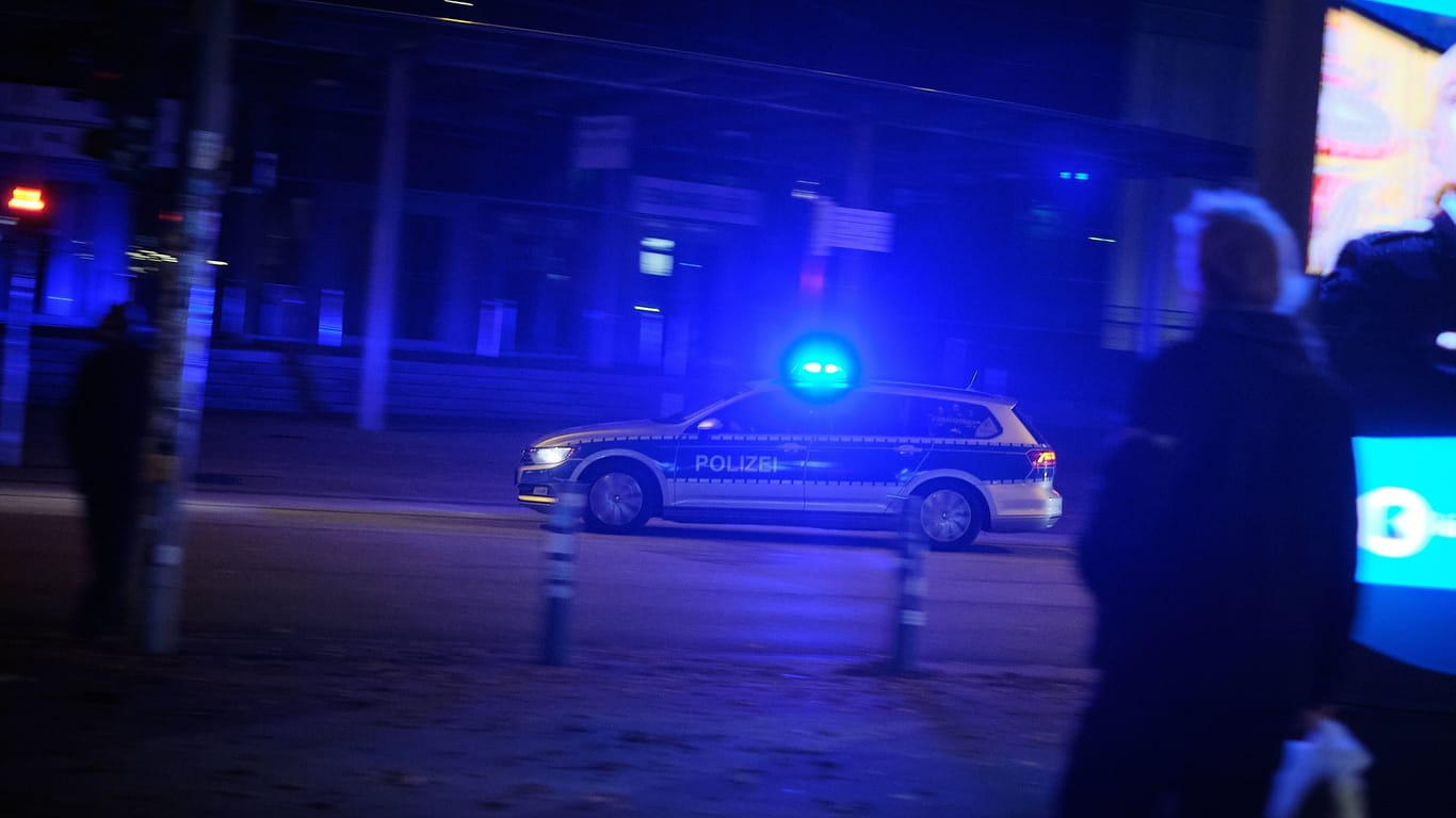 Ein Streifenwagen der Polizei ist in Hamburg unterwegs (Symbolbild): Im Stadtteil Lohbrügge wurde eine Frau erstochen.