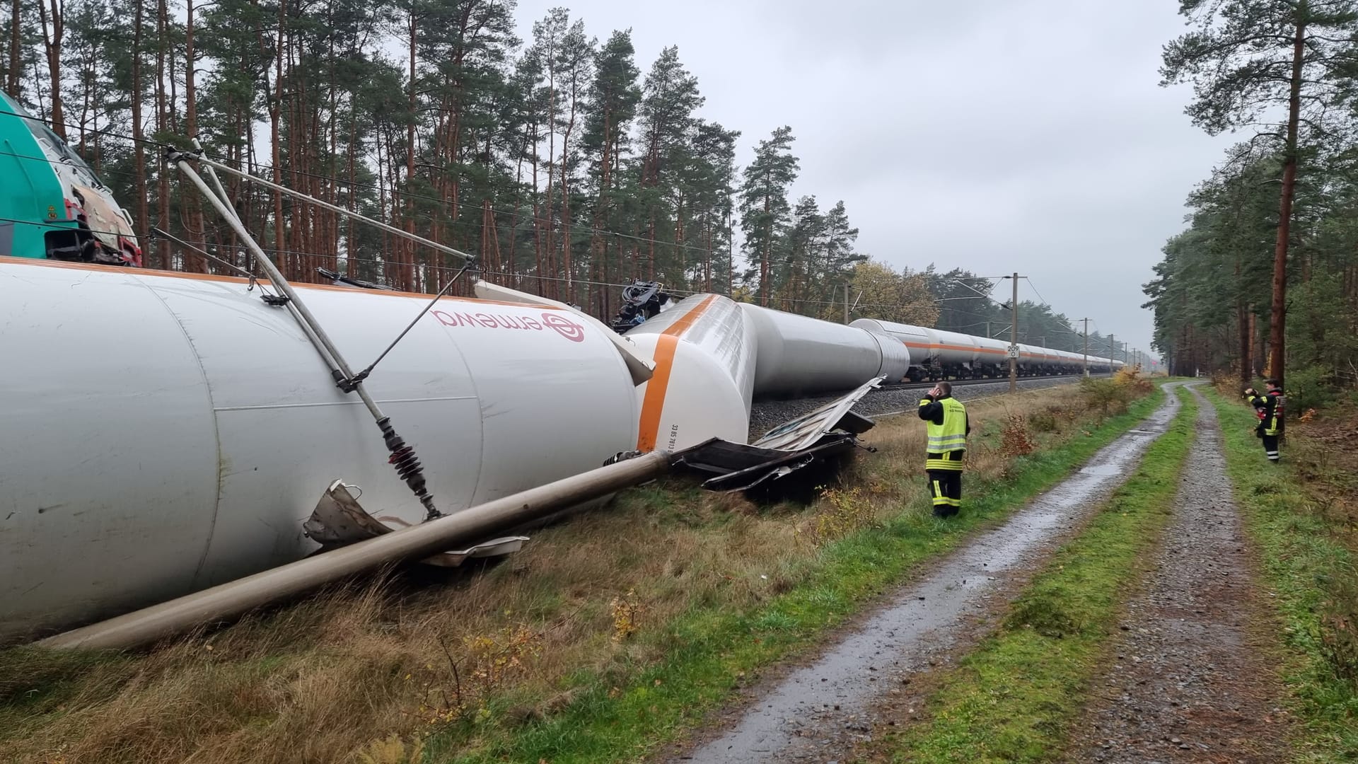 Zwei Güterzüge sind am Donnerstagmorgen kollidiert. Aus den beschädigten Waggons entweicht entzündliches Propangas.