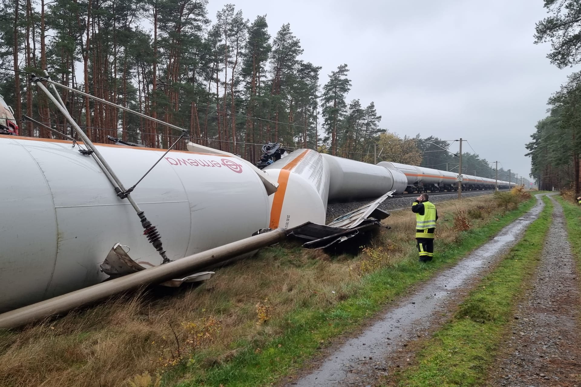 Zwei Güterzüge sind am Donnerstagmorgen kollidiert. Aus den beschädigten Waggons entweicht entzündliches Propangas.