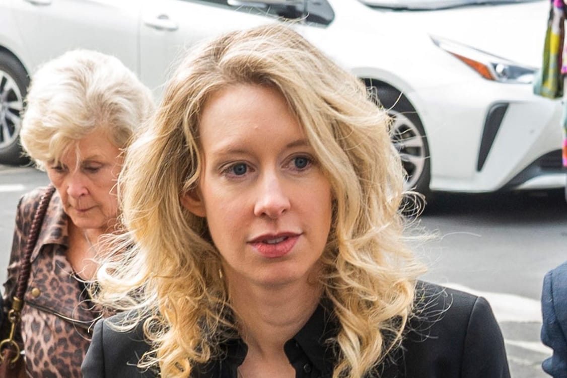 Elizabeth Holmes auf dem Weg ins Gericht: Sie wurde zu 11 Jahren Haft verurteilt. Elizabeth Holmes auf dem Weg ins Gericht: Sie wurde zu 11 Jahren Haft verurteilt.