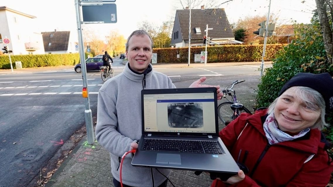 Stellten das neue Signalprogramm vor (Archivfoto): Verkehrsingenieur Stefan Brandt und Kerstin Goroncy, Fußgänger- und Fahrradbeauftragte der Stadt Oldenburg.