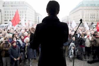 Sahra Wagenknecht vor dem Brandenburger Tor: Mit ihren Reden bewegt sie viele Menschen.