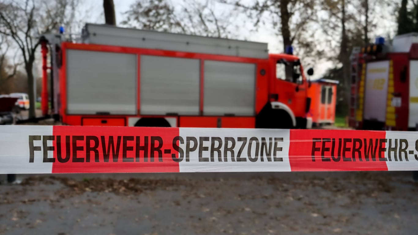 Absperrband und Feuerwehrfahrzeug (Symbolfoto): Die Höhe des Schadens war zunächst unklar.