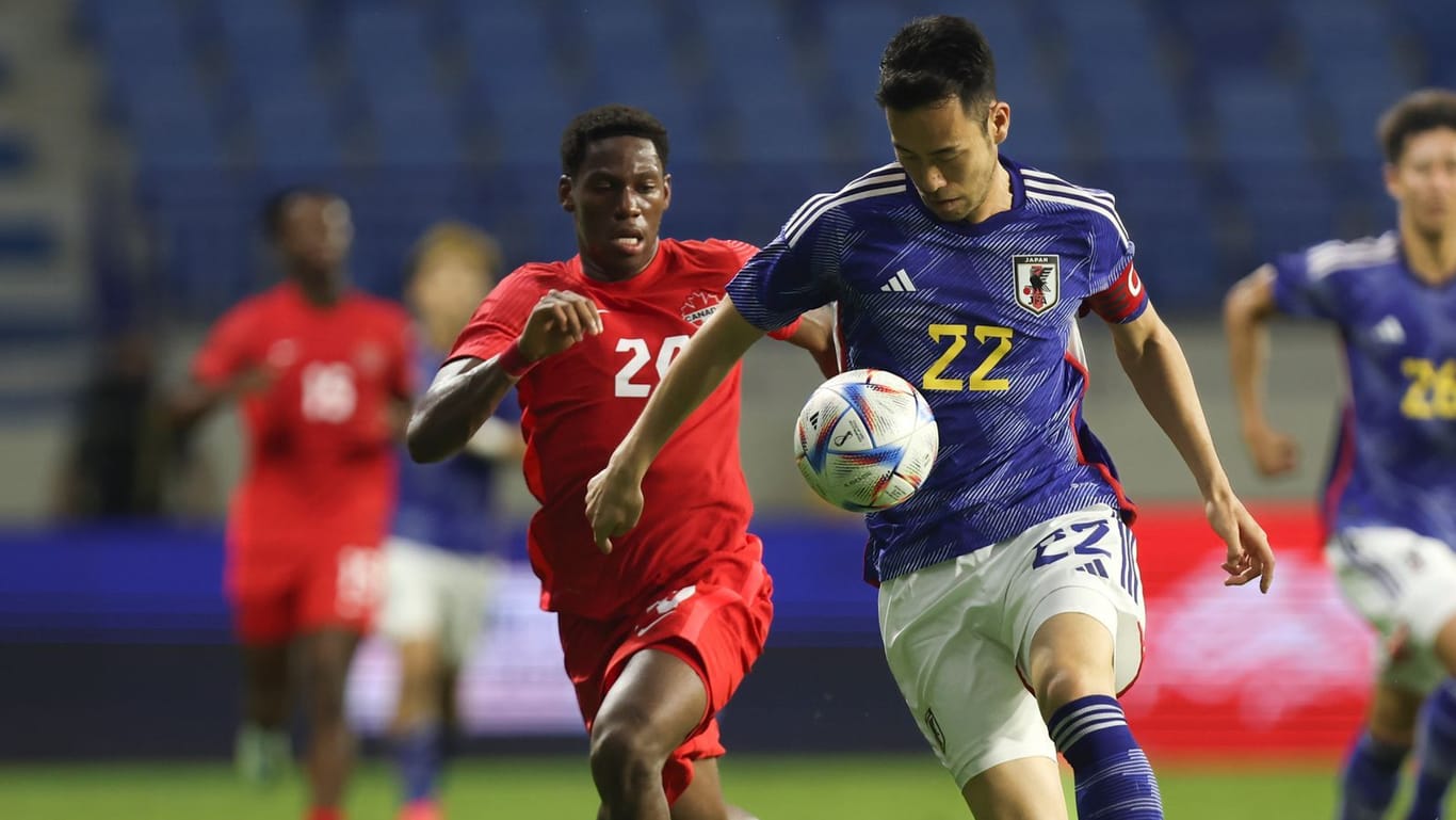 Maya Yoshida (re.): Der Schalker Innenverteidiger stand für Japan auch gegen Kanada als Kapitän auf dem Platz.