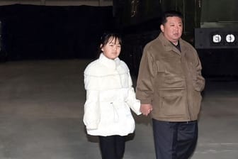 Kim Jong Un und seine Tochter: Es ist nicht bekannt, wie alt sie ist.