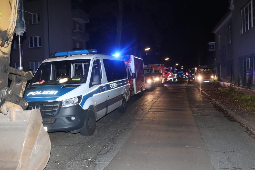 Fahrzeuge der Polizei und Feuerwehr bei dem Brand in Lankwitz: Rund hundert Einsatzkräfte waren bei dem Brand in Lankwitz vor Ort.