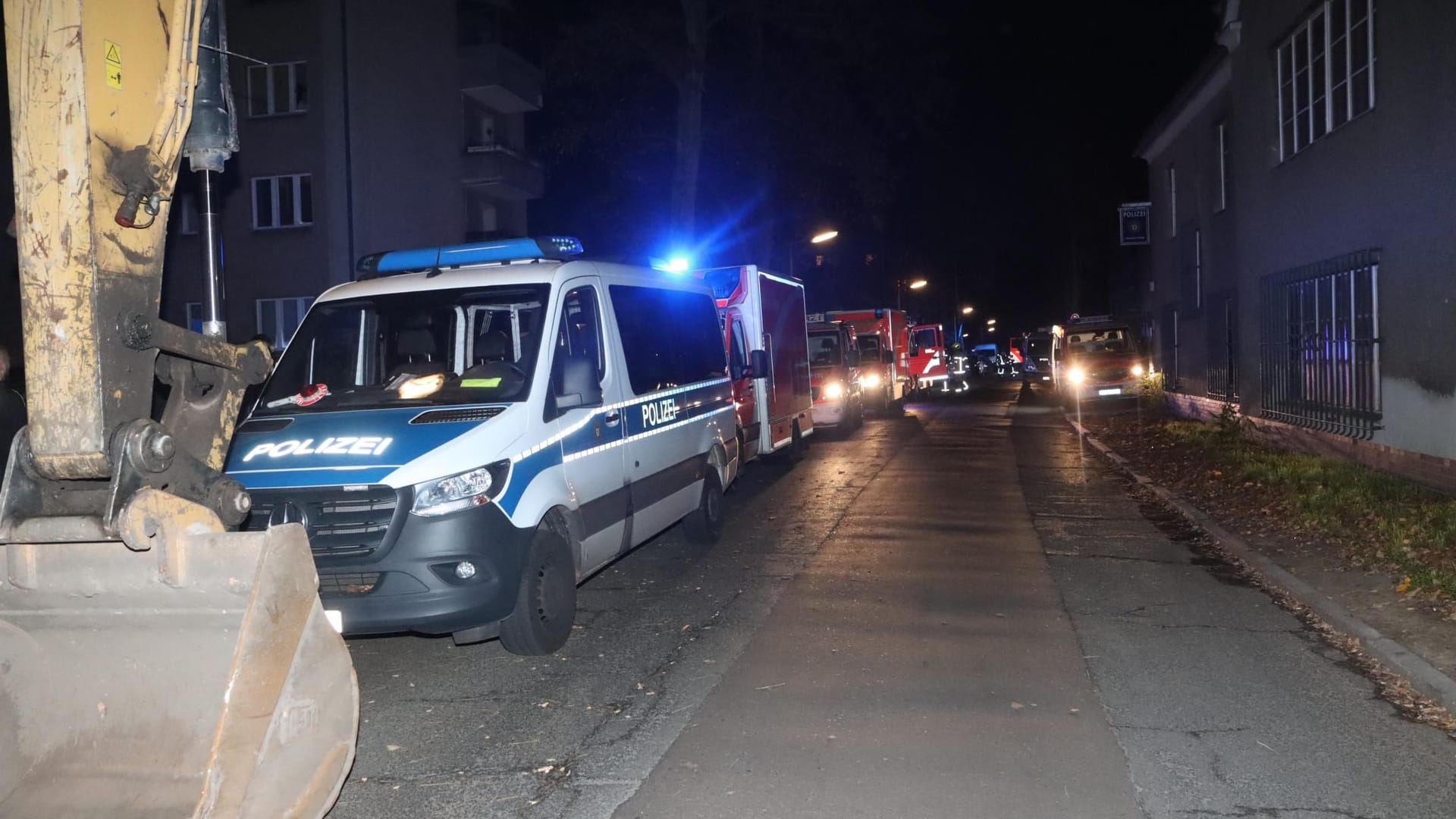 Fahrzeuge der Polizei und Feuerwehr bei dem Brand in Lankwitz: Rund hundert Einsatzkräfte waren bei dem Brand in Lankwitz vor Ort. Fahrzeuge der Polizei und Feuerwehr bei dem Brand in Lankwitz: Rund hundert Einsatzkräfte waren bei dem Brand in Lankwitz vor Ort.