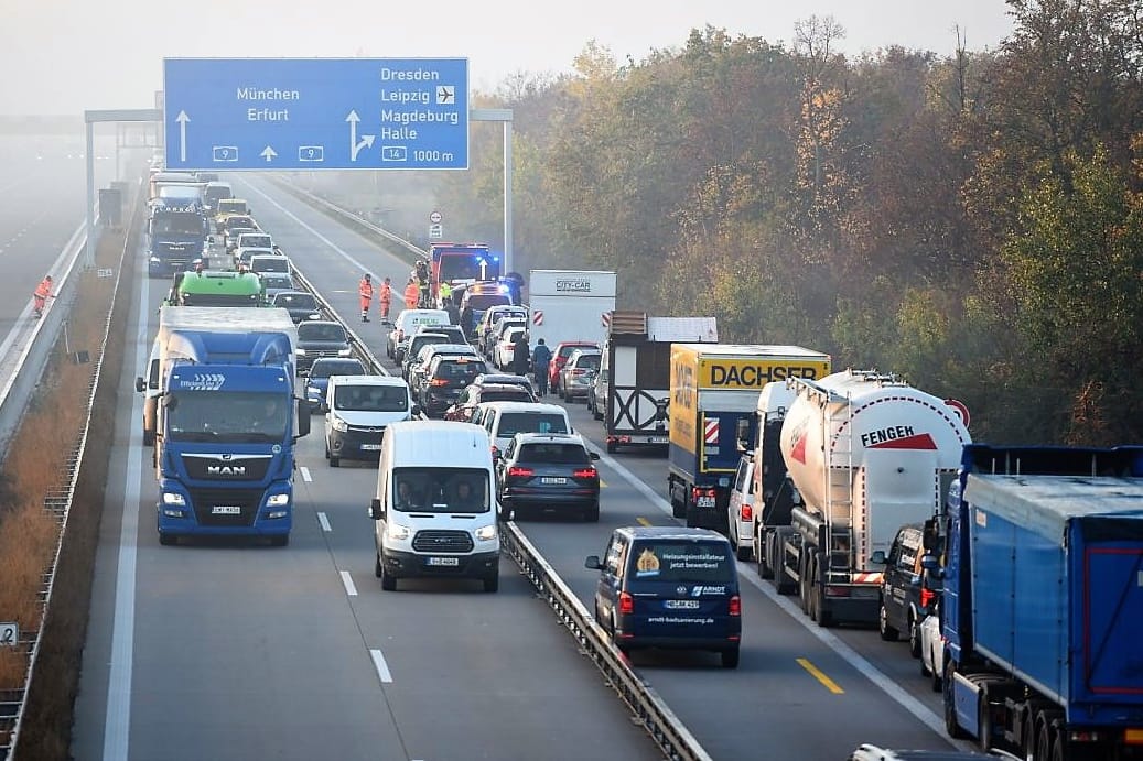 Unfallstelle auf der Autobahn 9 am Montagmorgen: Autofahrer, die im Stau standen, beschimpften Rettungskräfte.