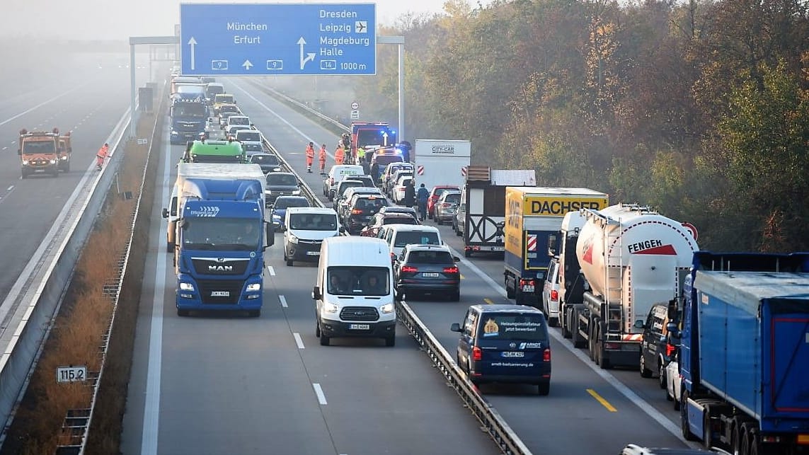 Unfallstelle auf der Autobahn 9 am Montagmorgen: Autofahrer, die im Stau standen, beschimpften Rettungskräfte.