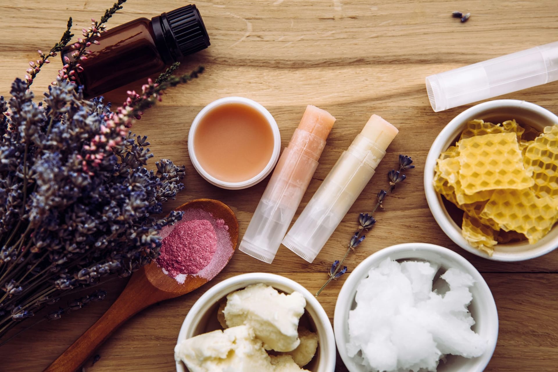 Selbstgemachter Lippenstift: Die Natur bietet zahlreiche Zutaten für die Herstellung eines eigenen Lippenstiftes.